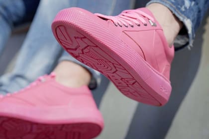 Restos de golosinas desechadas en las calles de los Países Bajos se convierten en suelas para zapatillas; un éxito en ventas online