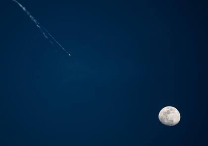 Restos de misiles caen después de que los sistemas de defensa aérea israelí lanzaron misiles interceptores, sobre Tel Aviv, Israel