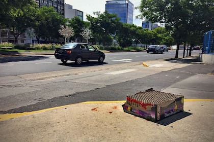 Restos de pirotecnia en las calles de Vicente López
