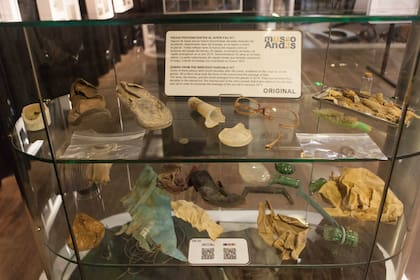 Restos de ropa, anteojos y artículos que acompañaron a los sobrevivientes en la montaña. Mucho se perdió cuando se quemaron los restos de fuselaje.