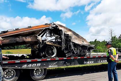 Restos de un choque mortal de vehículos al paso de la tormenta Claudette son cargados en un camión, el domingo 20 de junio de 2021 en el condado Butler, Alabama. (Lawrence Specker/Press-Register/AL.com via AP)