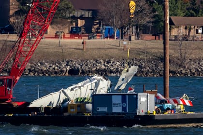 Restos de una aeronave son retirados del río Potomac, donde se produjo un choque en pleno vuelo entre un avión de American Airlines y un helicóptero Black Hawk en el Aeropuerto Nacional Ronald Reagan