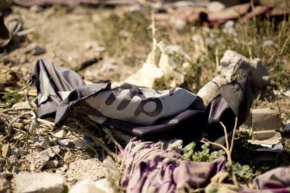 Restos de una bandera de Estado Islámico en Baghuz