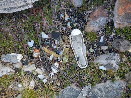 Restos de vestimenta y materiales usados por los soldados argentinos en Malvinas