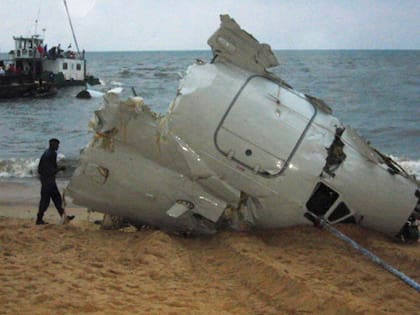 Restos del avión DHC-5D Buffalo, en la costa de Gabón, cerca de la capital Libreville