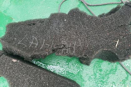 Los restos de esponja fue lo primero que encontraron los rescatistas