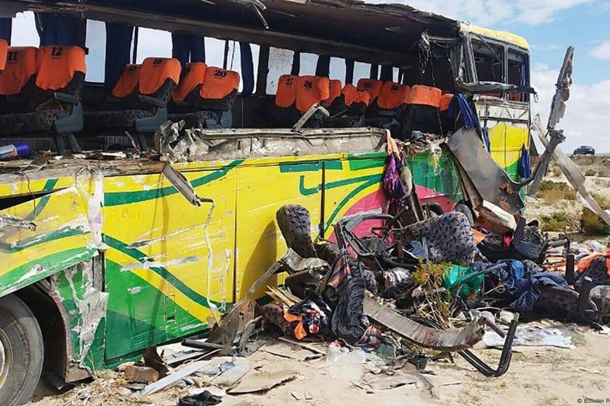 Restos del otro autobús involucrado en el accidente. Bolivian Police Handout/AFP