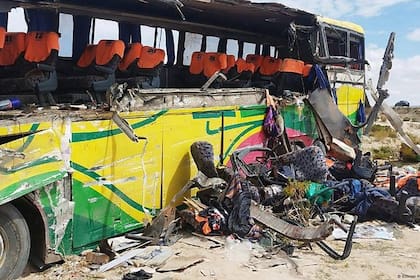 Restos del otro autobús involucrado en el accidente. Bolivian Police Handout/AFP