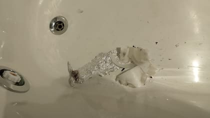 Restos en la bañera de la habitación
