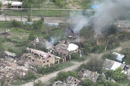 Restos humeantes en la aldea de Ocheretyne, un objetivo de las fuerzas rusas en la región de Donetsk, Ucrania