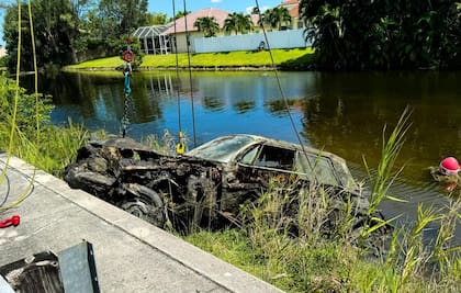 Restos óseos consistentes con los de un adulto y un niño pequeño fueron localizados dentro del Chevrolet Impala, confirmó la policía