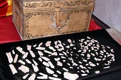 Restos óseos exhumados de la tumba de Cristóbal Colón en la Catedral de Sevilla en el año 2003. AFP