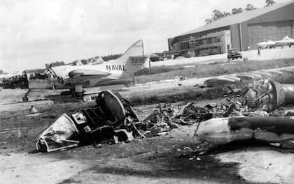 Restos un avión alcanzado por el bombardeo en la base de Punta Indio y la hilera de bombas que no llegaron a cargar efectivos de la Marina, el 4 de abril de 1963