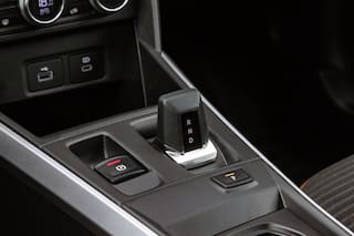 El error común al detener un auto automático que puede romper la caja de cambios