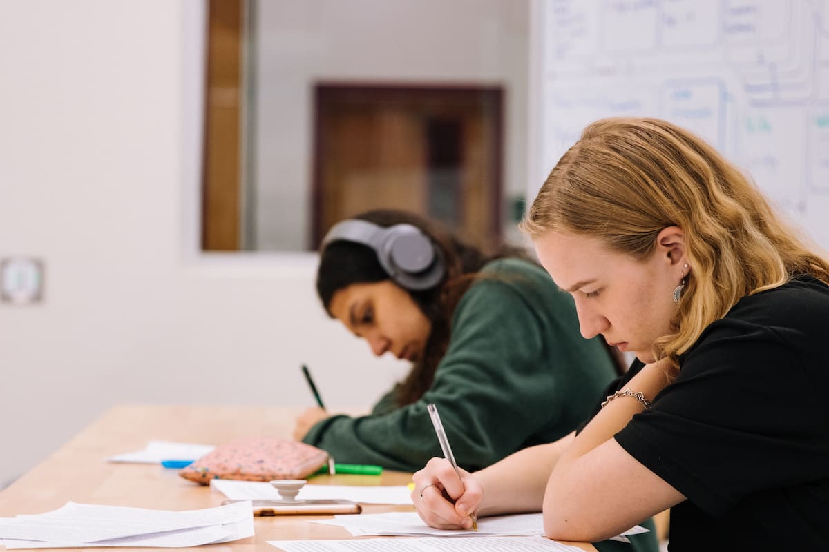 Resulta urgente volver a alentar el mérito y la superación, terminar con el abandono estudiantil y dejar de desfinanciar al Estado creando universidades para fines que exceden lo educativo