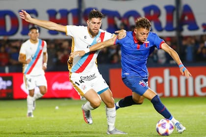 Retegui intenta escapar de un marcador en el partido frente a Arsenal