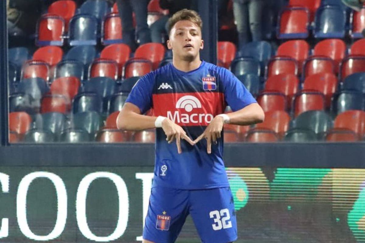 Retegui y su celebración, construyendo la M con sus dedos