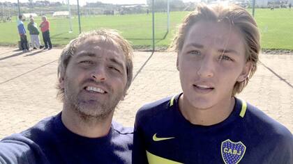 Retegui y su hijo Mateo, quien hoy podría ir al banco de suplentes en la Bombonera