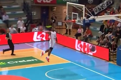 Retin Obasohan y sus 186 centímetros saltan hacia el aro, pero los 305 del cesto son demasiados; sin embargo, la jugada terminará bien para el escolta de Bélgica en la victoria sobre Eslovaquia, por la eliminatoria europea para el Mundial de 2023.