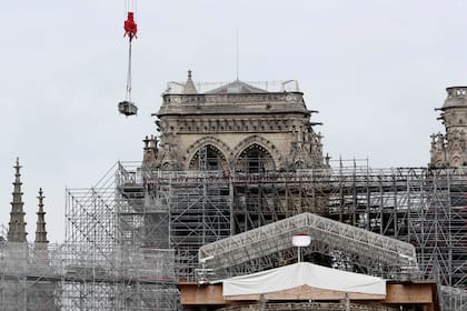 El mes pasado comenzaron a retiran los andamios de la catedral de Notre Dame