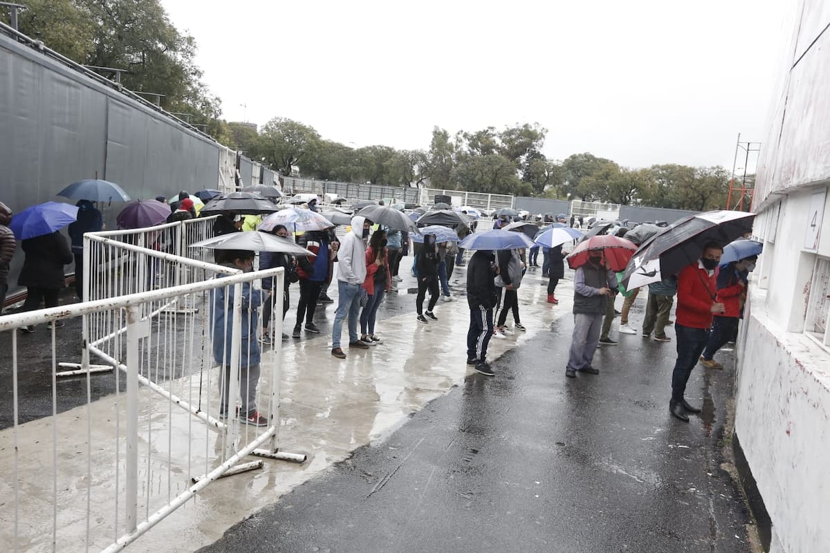 Retiro de entradas para ver a la selección ante Bolivia, bajo la lluvia