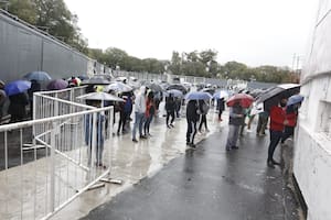 Retiro de entradas para ver a la selección ante Bolivia, bajo la lluvia