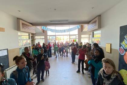 Retomaron las clases en El Chalten, y los padres reclaman por las decisiones de las autoridades, que luego de no dejarlos entrar los dividieron entre Vacunados y No Vacunados.