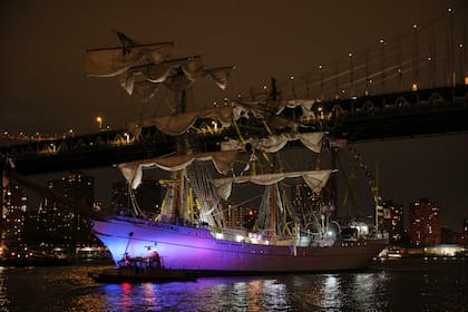 Retorna a México parte de la tripulación de buque de la Armada que chocó contra puente de Brooklyn