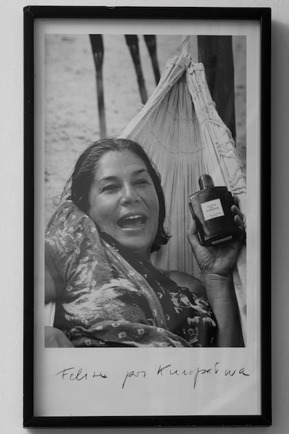 Retratada por Alejandro Kuropatwa en 1995 para la campaña imaginaria de sus fragancias Agua de Verbena y Agua de Nardos.