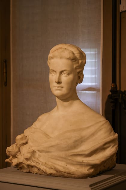 “Retrato de Dolores M. G. de Olivera Ramos Mejía” (1912), realizado por César Santiano y donado por Hugo Pontoriero