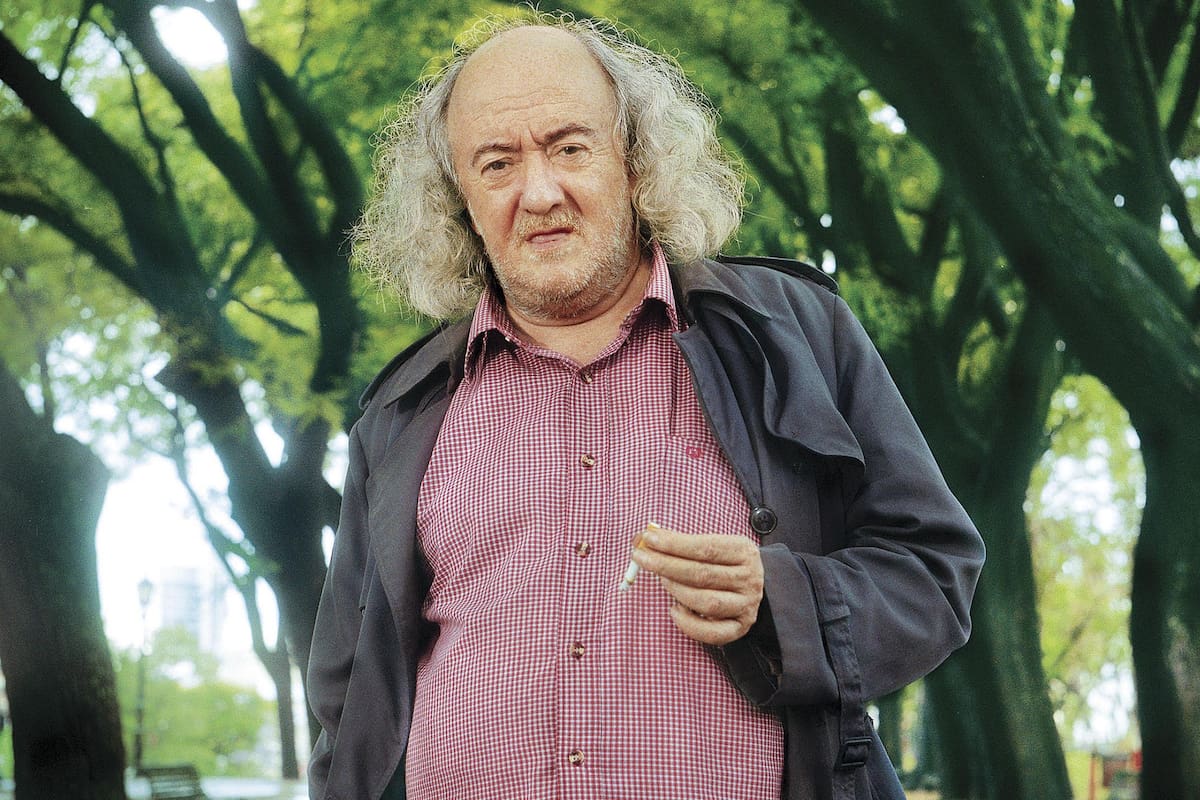 Retrato de Enrique Symns por Alejandro Lipszyc, en 2003.