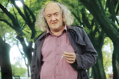 Retrato de Enrique Symns por Alejandro Lipszyc, en 2003.