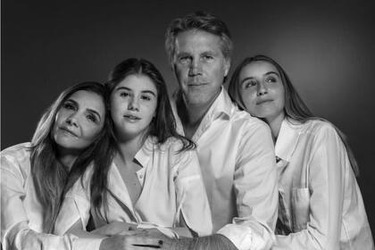 Retrato de familia: Clotilde Coureau y Emanuel Filiberto con sus hijas, Victoria y Luisa
