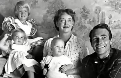 Retrato de familia de Bette Davis con su marido, su hija biológica y sus dos hijos adoptados