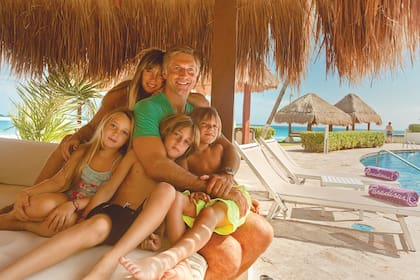 Retrato de familia: Horacio, Verónica, Ian y los mellizos Cloé y Alan