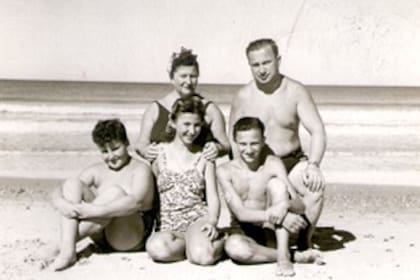 Retrato de familia: Rushke, Pedro, Carlos, Pola y Ángel, el 11 febrero de 1946 en Piriápolis