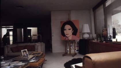 Retrato de Farah Pahlevi de Andy Warhol en la biblioteca de su antigua residencia en el Palacio Niavaran, Teherán, el 23 de diciembre de 1979