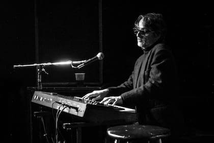Con Tito Losavio en guitarra, Guillermo Piccolini se sentó al teclado en el palermitano bar Podestá para presentar Futuro imperfecto a mediados de agosto