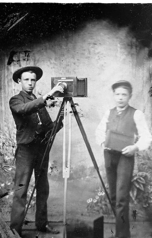 Harry Grant Olds y su hermano Charles, probablemente en el estudio Bishop, de Sandusky, donde comenzó su carrera fotográfica, ca. 1885