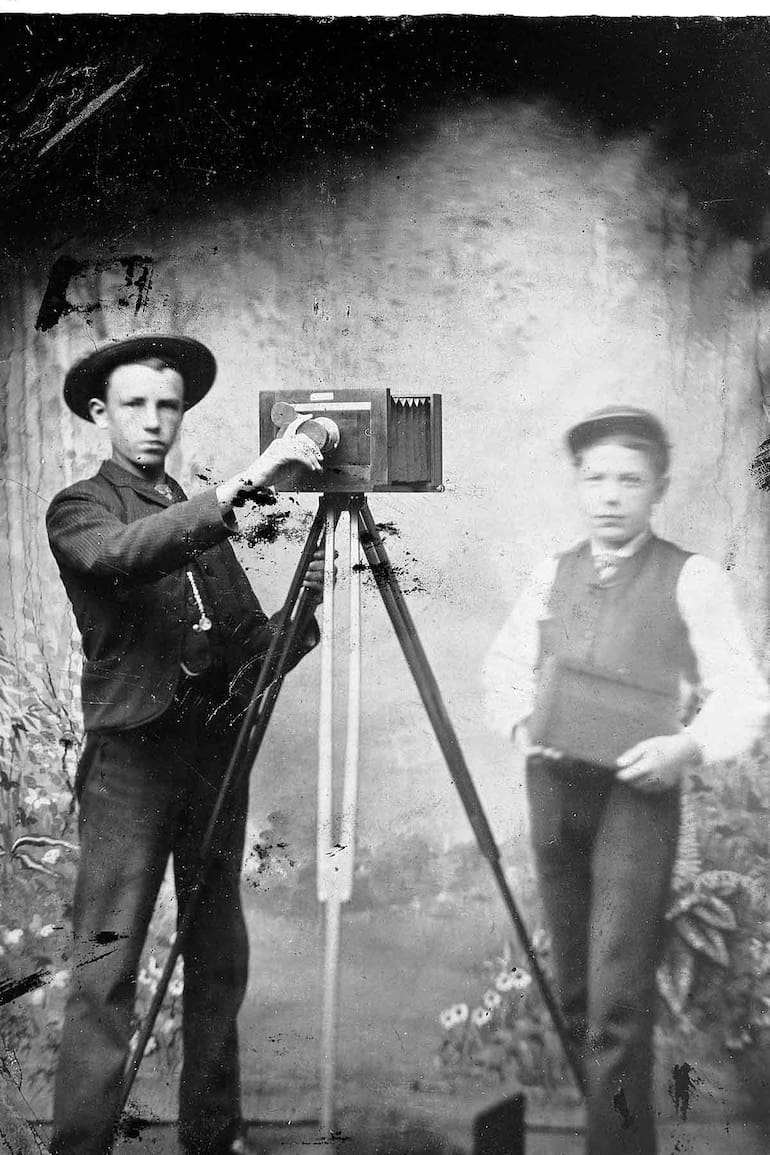 Harry Grant Olds y su hermano Charles, probablemente en el estudio Bishop, de Sandusky, donde comenzó su carrera fotográfica, ca. 1885