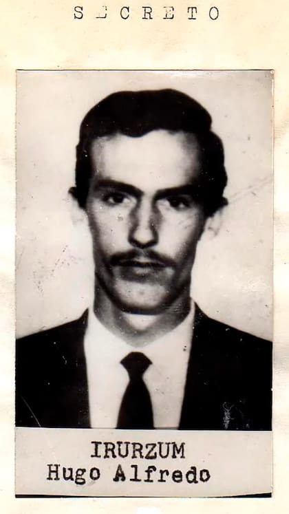 Retrato de Hugo Irurzun, alias Comandante Santiago, experto en artillería, que había combatido junto al Frente Sandinista de Liberación Nacional en Nicaragua. Fue el único guerrillero que participó del asesinato de Somoza que fue abatido en Asunción