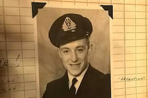 Retrato de Ronnie Scott con su uniforme de piloto