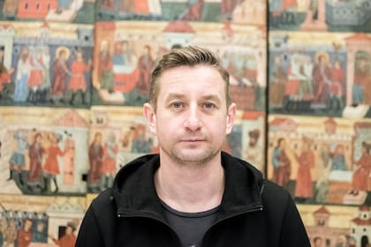 Retrato de Serhiy Zhadan, el novelista y poeta contemporáneo más famoso de Ucrania, en el Museo Nacional de Arte de Ucrania, Kiev, Ucrania, el 18 de febrero de 2018.