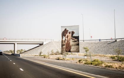 Retrato del Emir de Dubai en una autopista de la ciudad.