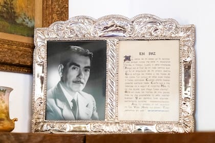 Retrato de Víctor Navajas con el poema En Paz del mexicano Amado Nervo.