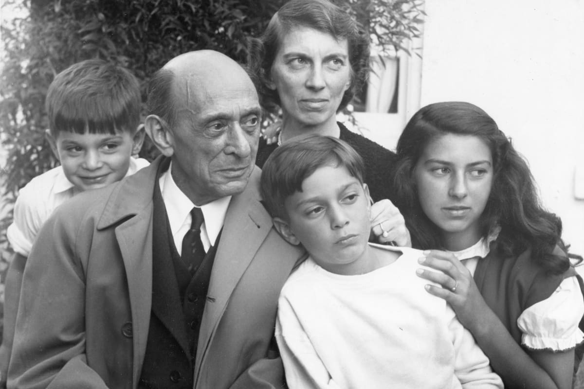 Retrato del compositor estadounidense nacido en Austria Arnold Schoenberg (1874-1951) con miembros de su familia, Los Ángeles, California, 1950