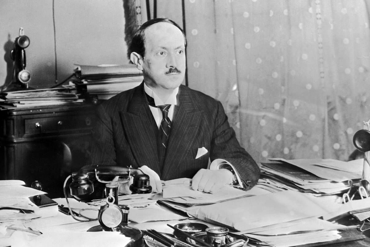 Retrato del diplomático y poeta francés Alexis Léger, conocido como Saint-John Perse, en su escritorio entre 1920 y 1930