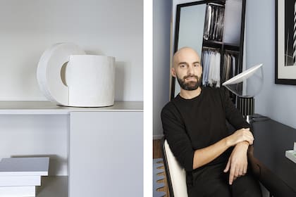 Sobre el mueble a medida, obras en cerámica (todo de Ascolta). Facundo Amándola, nuestro anfitrión.