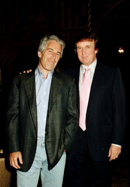 Retrato del financiero estadounidense Jeffrey Epstein y el promotor inmobiliario Donald Trump posando juntos en la finca Mar-a-Lago, Palm Beach, Florida, en 1997.