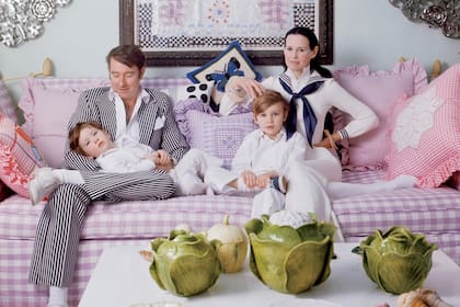 Retrato familiar de los Cooper mientras juegan en su casa de Southampton, Long Island, en marzo de 1972. El escritor Wyatt Emory Cooper fue el cuarto marido de Gloria Vanderbilt y el padre de sus hijos menores, Carter y Anderson.